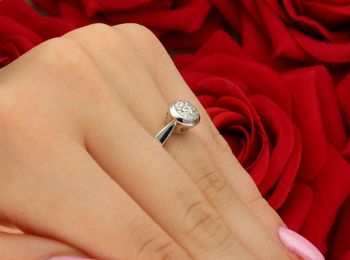 Olśniewający pierścionek z białego złota 585, ozdobiony siedmioma brylantami 0,25 ct. Motyw gwiazdki. Rozmiar 12. Certyfikat autentyczności. Gotowy na prezent!4.jpg
